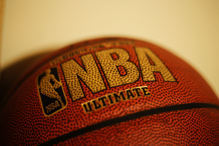 imagem ampliada da logo da NBA na bola de basquete